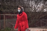 В селе под Курском учительница носит задания ученикам без интернета