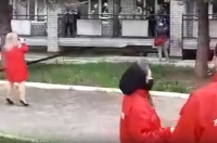 Под окнами санатория «Соловьиные зори» курские активисты поют песни