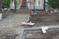 «На месте, где лежат останки солдат, заложена тротуарная дорожка». Жители Курского района обратились в прокуратуру
