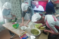 Шеф-повар Константин Ивлев провёл мастер-класс с детьми из интерната Курской области