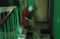 В Курске из-за проводов провайдеров затапливает подъезд