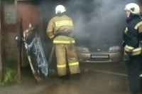 В Курске сгорел автомобиль в гараже