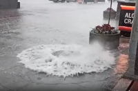 В Курске во время ливня люк выпрыгивал из колодца