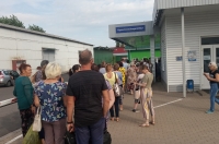 Пенсионеры выстроились в огромную очередь у офиса «КурскАтомЭнергоСбыта»