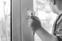 С начала лета в Курске пятеро малышей выпали из окна