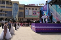 Курск. На Театральной площади поздравили молодоженов