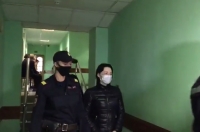 Курянку, избившую сына в такси, посадили под домашний арест