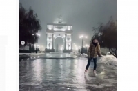 Куряне катаются на коньках у триумфальной арки