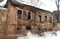 Курянка 30 лет ждёт переселения из пристройки к дому