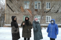 «Живём, как бичи!»: куряне зимуют в гнилом бараке без штукатурки