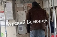 В курском трамвае неизвестный порезал ножом молодого человека