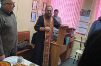 Курские волонтеры накормили бездомных и освятили домик добрых дел