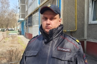 В Курске полицейский потушил возгорание в квартире соседей, где находился лежачий больной