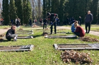 Около 200 курских волонтеров занимаются уборкой военных кладбищ