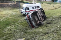 В Курской области автомобиль ВАЗ врезался в дерево и опрокинулся