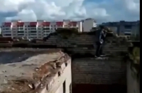 Смертельный паркур: в Курской области дети на руинах завода снимают опасные прыжки на видео