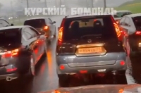 В Курске водители прячут машины от града под мостом