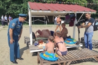 Главный спасатель Курской области обсудил правила безопасности на воде с отдыхающими на пляжах
