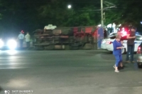 В Курске еще одна фура упала на бок