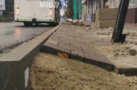 Куряне жалуются на качество укладки тротуарной плитки на улице Радищева
