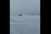 Курский аэропорт из-за снегопада временно закрыт