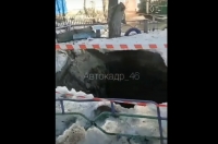 Детская песочница ушла в провал под землю в одном из курских дворов
