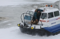 Курские спасатели вытащили из реки провалившуюся под лед собаку