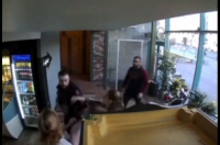 В Курске полиция установила избившего 3 официанток мужчину