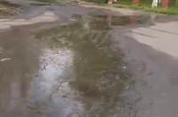В Курске на Элеваторном проезде продолжает течь канализационный ручей