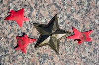 На мемориале «Жертвам фашизма» куряне заменили звезды из красной самоклейки на литые алюминиевые