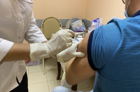 В районах Курской области людей вакцинируют от коронавируса на рынках и ярмарках