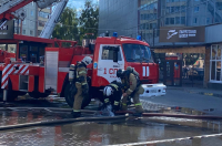 В Курске к горящему ТЦ «Бумеранг» приехал прокурор области Алексей Цуканов