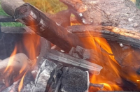 Житель Курской области развел в доме костер, пытаясь согреться