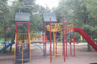 На улице Краснознаменной в Курске появился новый детский комплекс