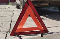 В Железногорском районе Курской области автомобиль врезался в препятствие и опрокинулся