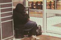 Куряне стали реже помогать бездомным продуктами