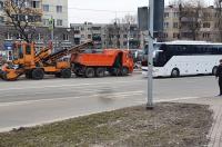 В Курске убирают остатки снега и чистят дороги от грязи