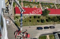 В Курске на проспекте Победы девушка сидит на подоконнике 15 этажа