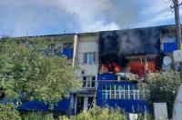 В посёлке Краснооктябрьский Глушковского района в результате обстрела загорелся многоквартирный дом