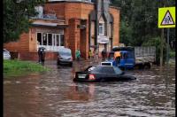 В Курске на улице Республиканской затопило дорогу
