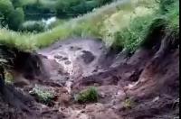 В Курске на улице Спортивная размыло грунт рядом с дорогой