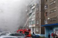 В Курске пожарные тушили огонь в жилой многоэтажке на Чернышевского