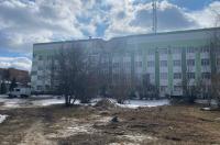В поликлинике №6 Курска разбитые обломками БПЛА окна начали менять