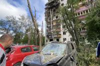 В Курске возле поврежденного БПЛА дома машины насквозь прошило деревьями