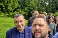 Антон Тяпочкин сделал селфи с Хинштейном и пообещал довести до ума спуск к воде и раздевалку