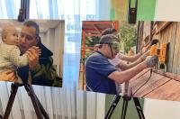 Выставка фотографий с Хинштейном встречала приглашенных на инаугурацию курского губернатора