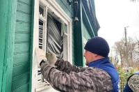 Во Льгове волонтёры помогают восстановить пострадавшее при атаке ВСУ жильё