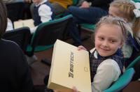 В Курске первоклассникам подарили 77 планшетов