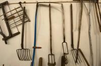 В Курской области мужчина ударил лопатой знакомого и сломал тому нос