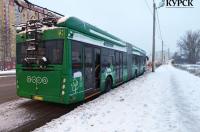 В Курске в троллейбусе-гармошке разбили стекло на задней двери